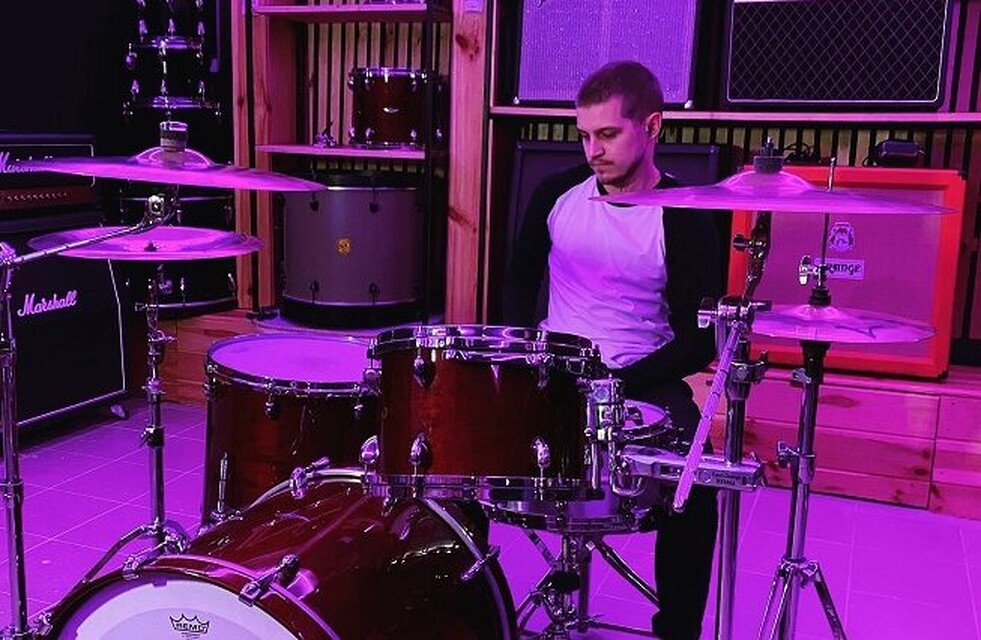 Hold_On_Drum_Playthrough_1-653X426.Jpg.pagespeed.ce.jfk96-Ktvn.jpg