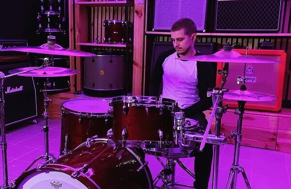 Hold_On_Drum_Playthrough_1-653X426.Jpg.pagespeed.ce.jfk96-Ktvn.jpg